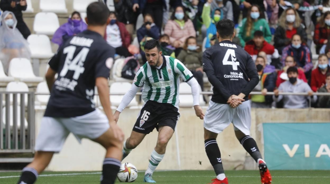 Puga porfía en una acción del partido del Córdoba ante el Tamaraceite