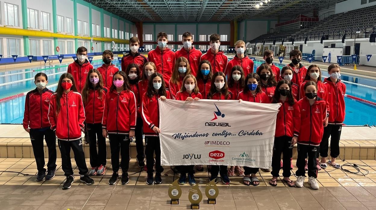 Los nadadores y nadadoras del Navial de Córdoba alevín, este domingo, en Cádiz