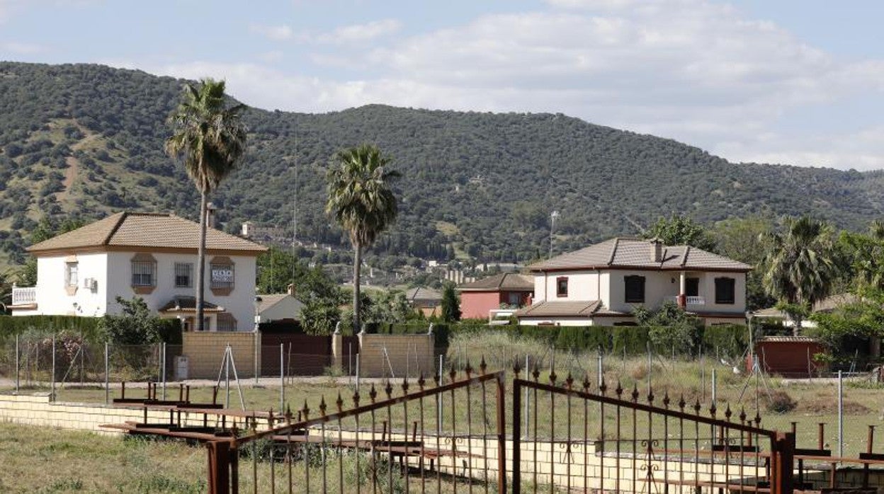 Un par de viviendas en una urbanización a las afueras de Córdoba