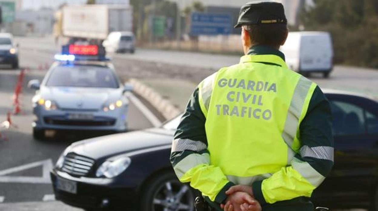 Un control de carretera de la Guardia Civil
