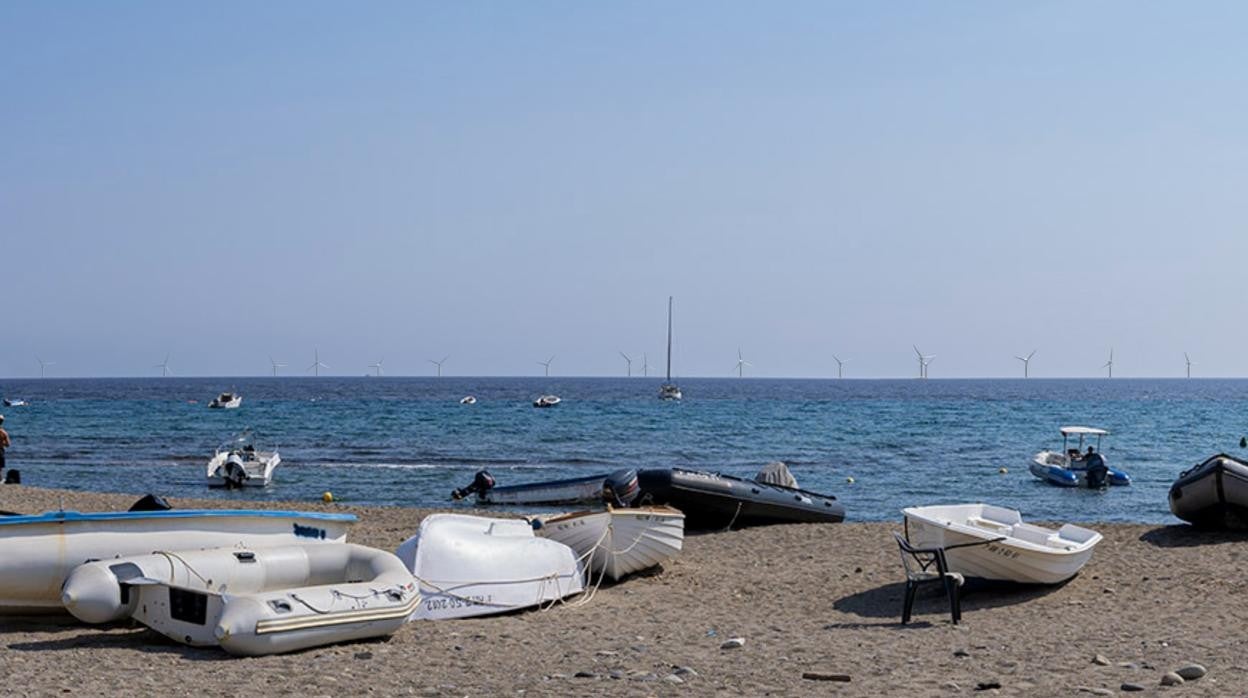 Simulación de los aerogeneradores marinos flotantes desde la playa de Las Negras.