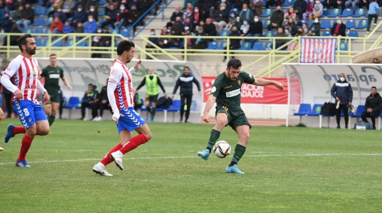 Carlos Puga dispara en un mano a mano con Sebas Gil en el partido del Córdoba CF en Don Benito