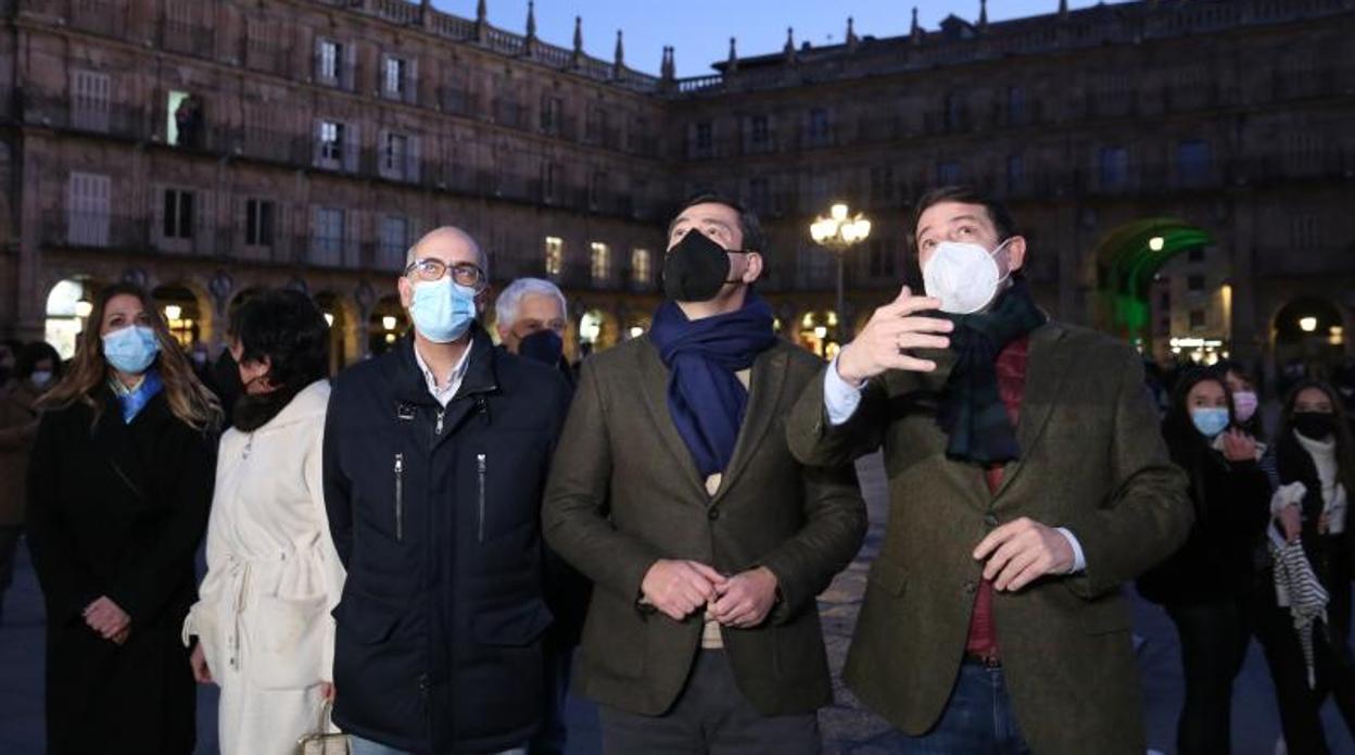 El presidente andaluz, Juanma Moreno, junto a Fernández Mañueco en su visita a Salamanca durante la campaña electoral