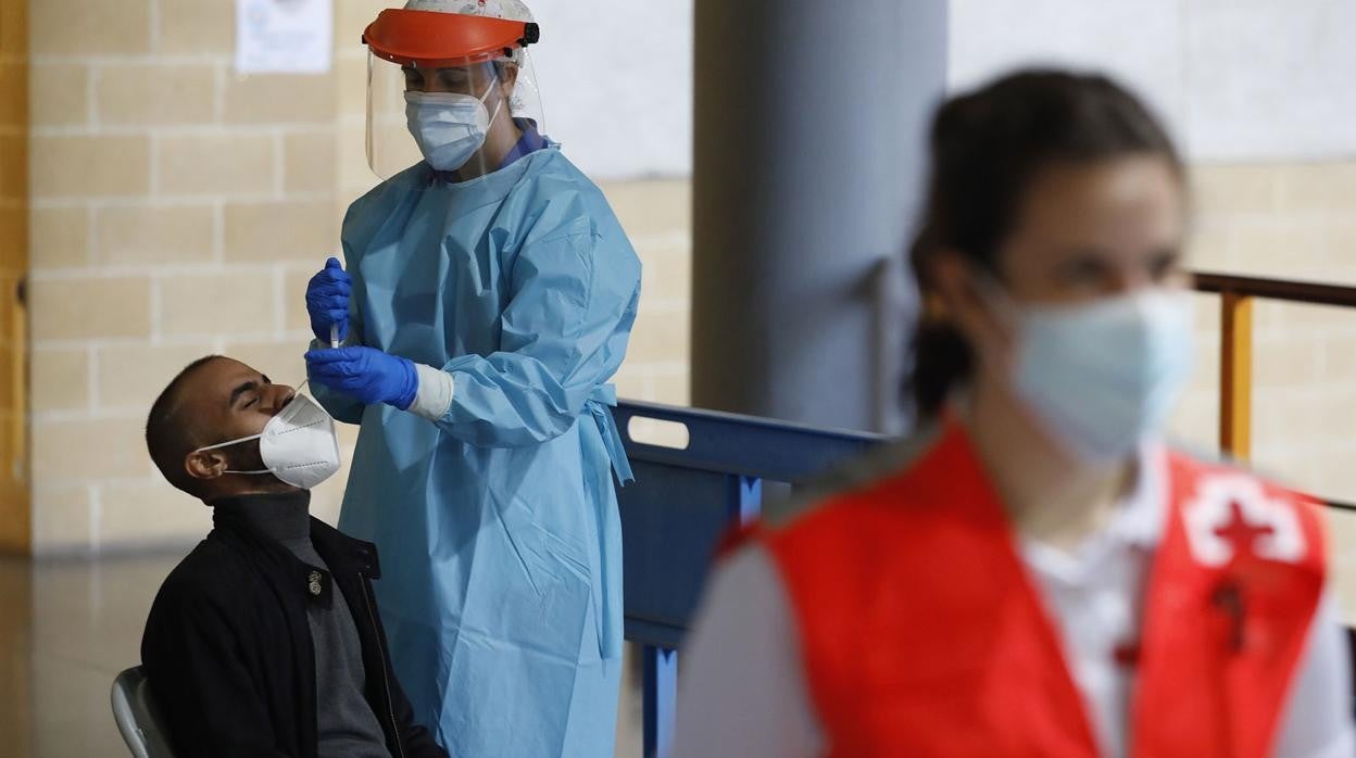 Un hombre se somete a un test de Covid