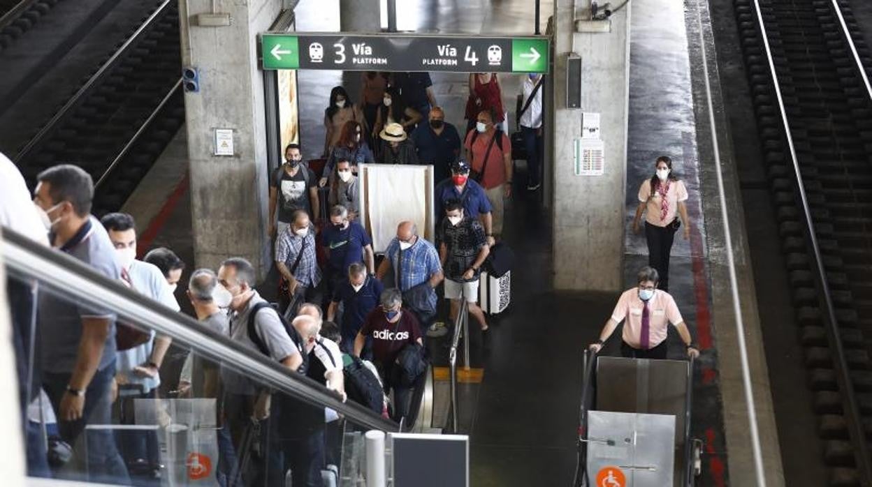 Pasajeros en la estación de Córdoba durante la pandemia