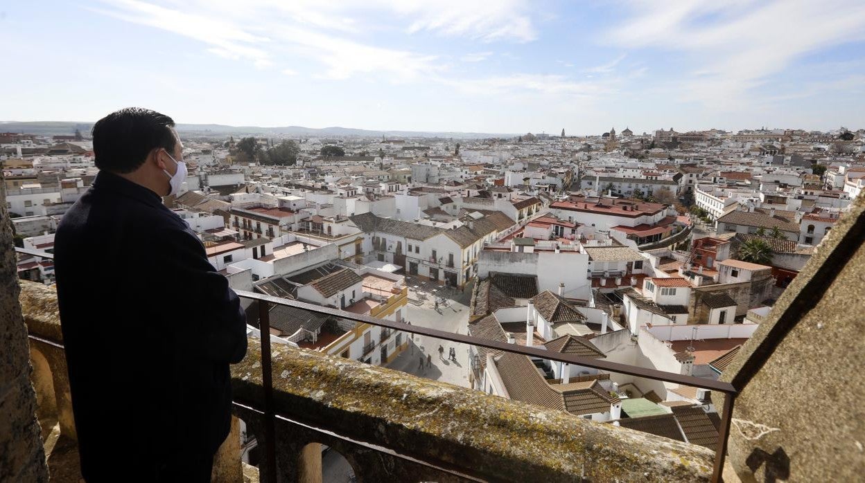 El párroco de San Lorenzo en la torre de la iglesia