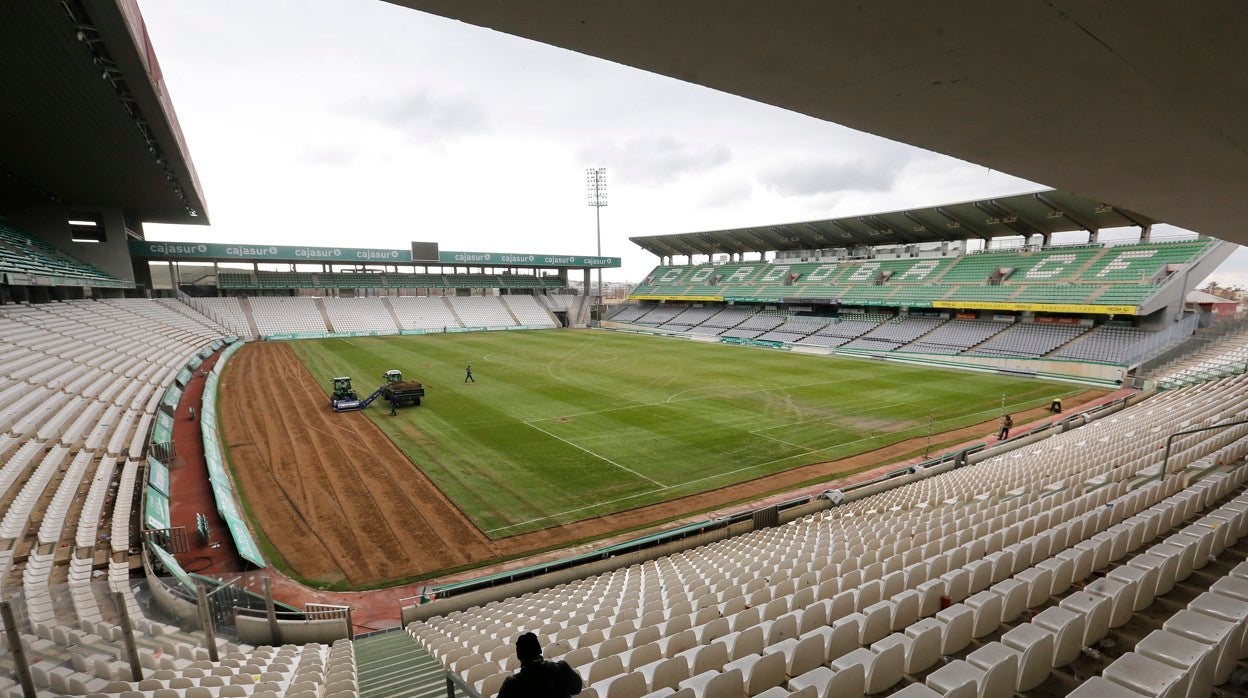 Imagen panorámica del interior del estadio municipal El Arcángel durante un cambio de césped
