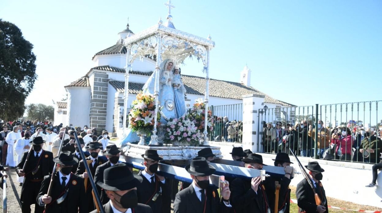 Los hermanos de la Virgen de Luna portan a la patrona de Pozoblanco en su salida del Santuario de la Jara