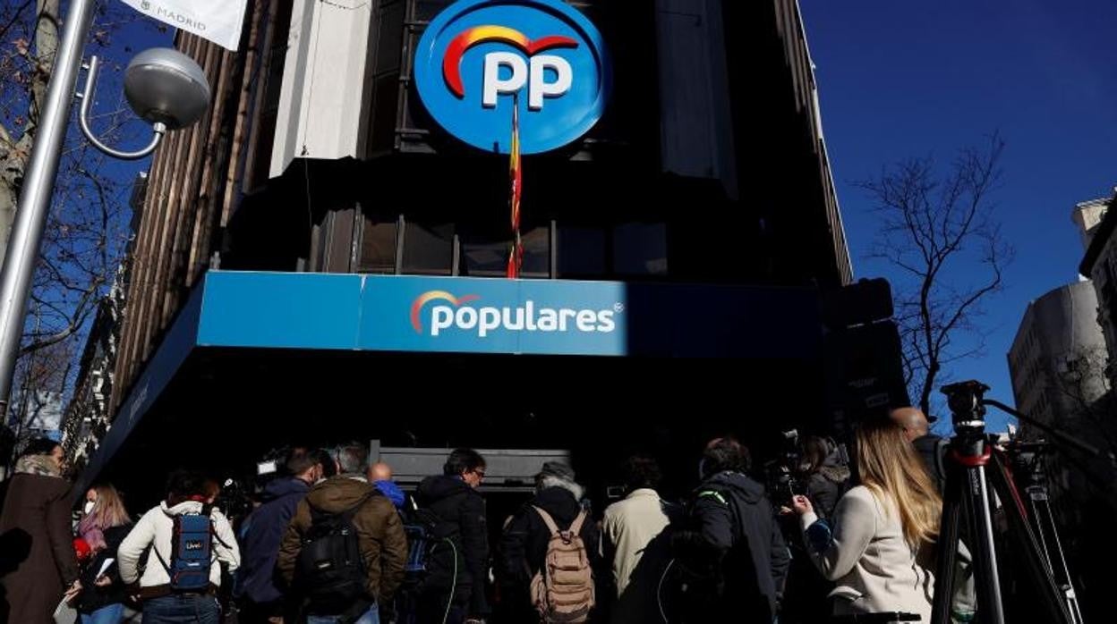 Manifestación ante la sede del PP de simpatizantes de Ayuso para exigir la dimisión de Casado