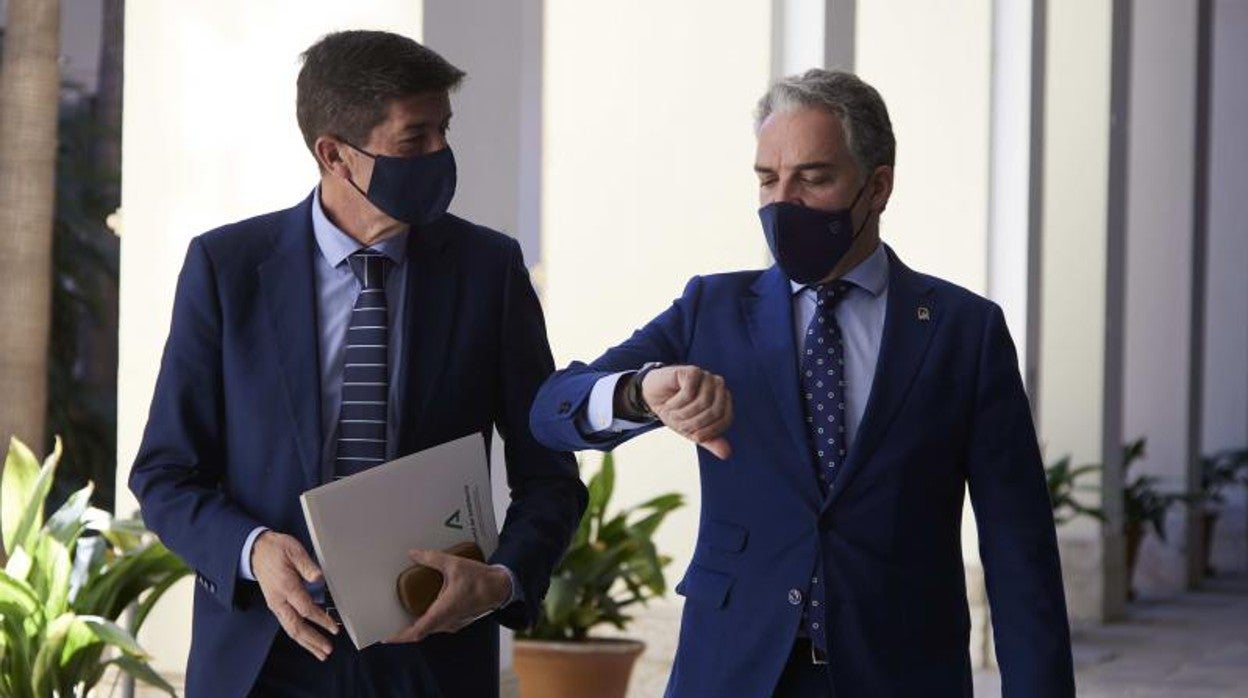 Juan Marín y Elías Bendodo, por los pasillos de San Telmo antes de la rueda de prensa del consejo de Gobierno del 22 de febrero