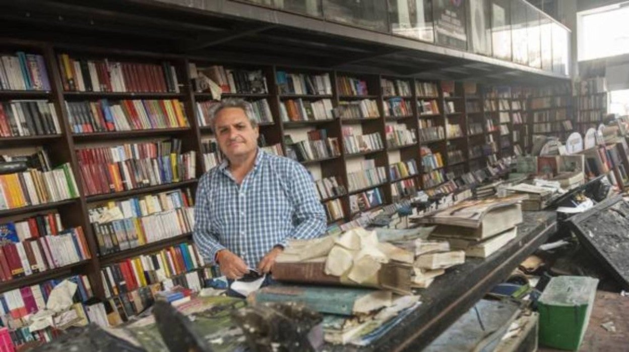 Jesús Otaola, propietario de Proteo, posa en la parte quemada de su librería en 2020