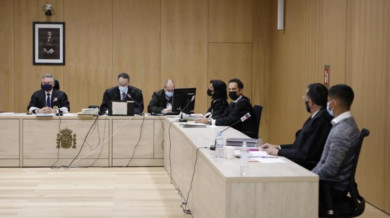 Tribunal del jurado que juzga a Jefferson de un delito de lesiones y otro de asesinato en Cabra en 2019