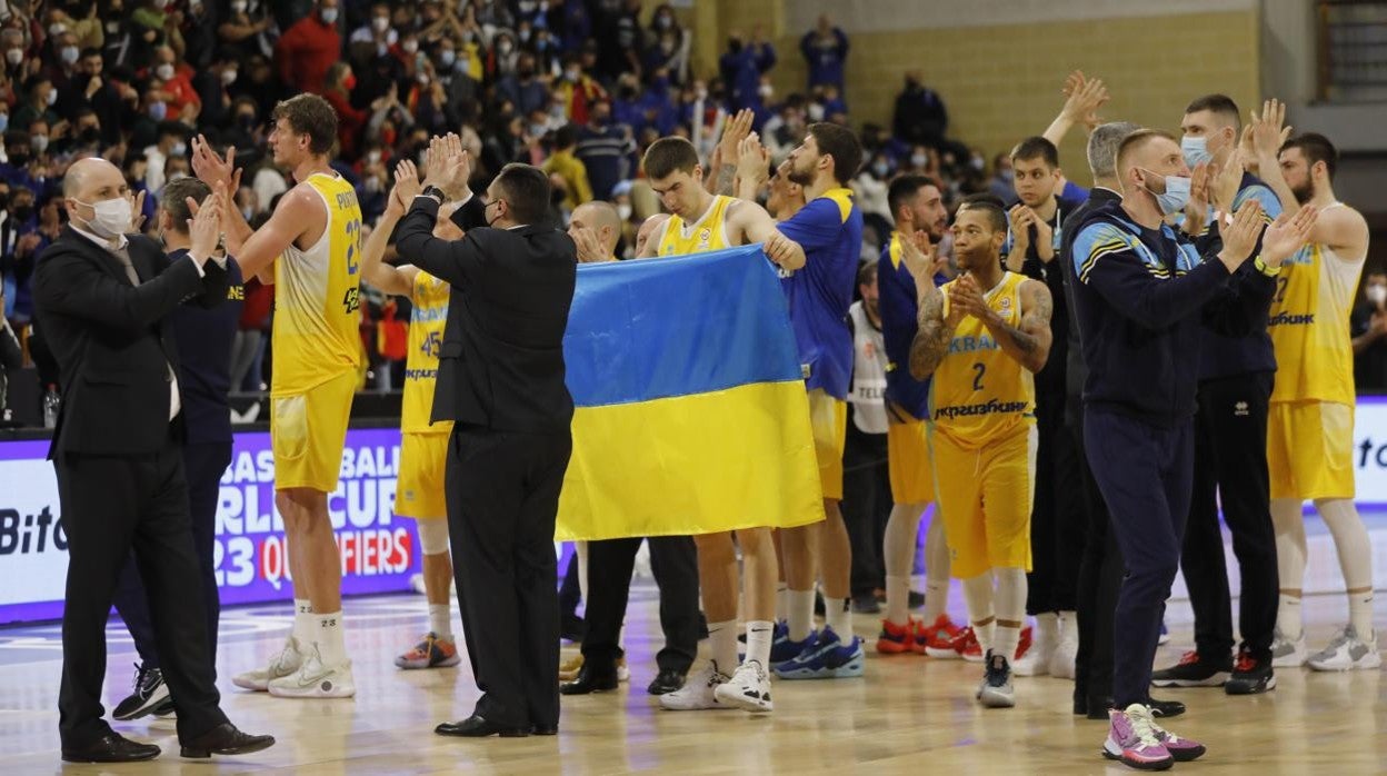 Los jugadores y técnicos de la sleección ucraniana se despiden entre aplausos del público del Palacio de Deportes de Vista Alegre en Córdoba