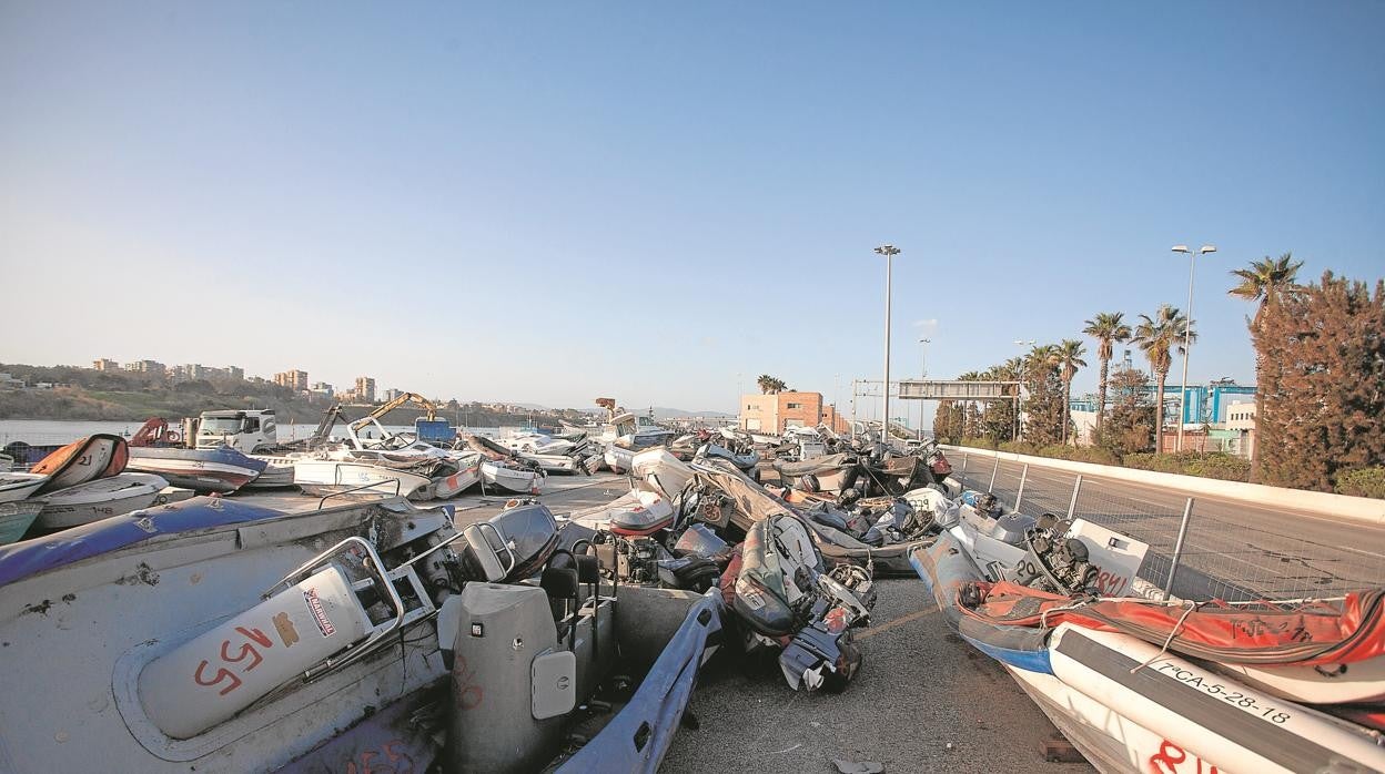 Embarcaciones de los narcos, apiladas en puerto de Algeciras