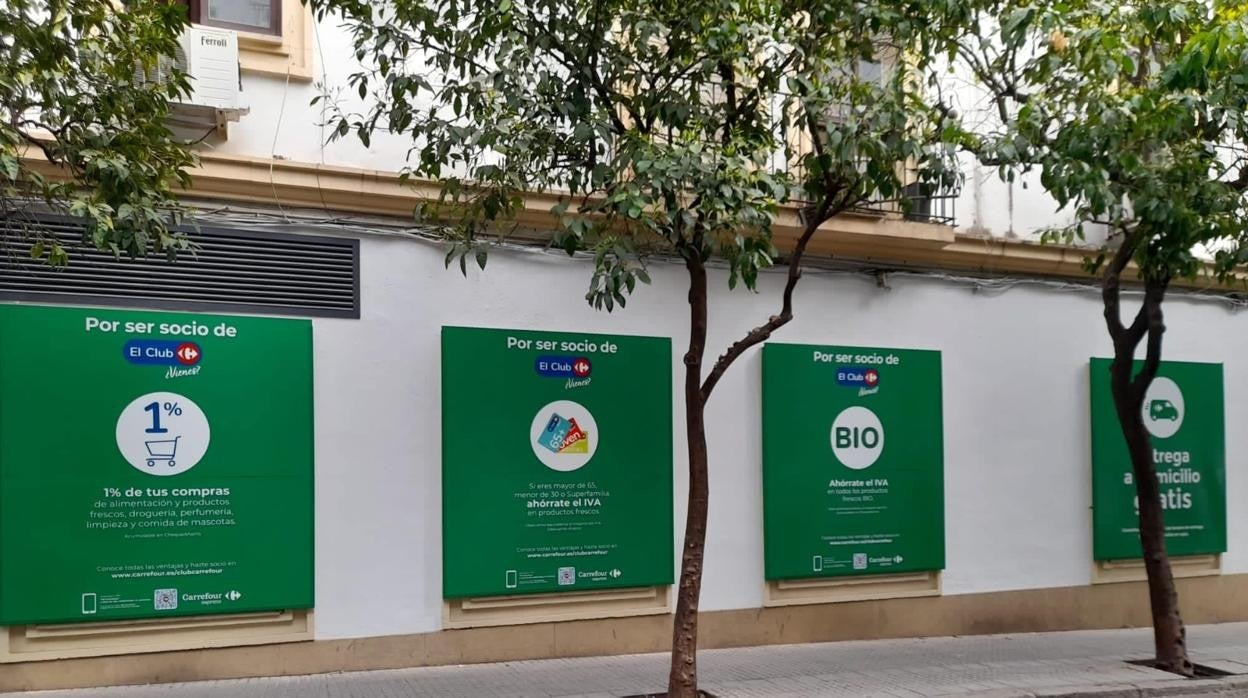 Carteles en la esquina de la calle Lucano con la calle Feria