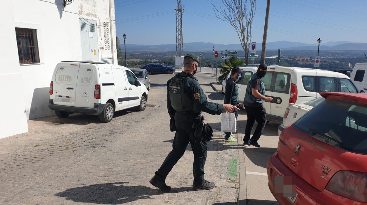 Agentes de la Guardia Civil, en uno de los registros realizados en Vejer este miércoles