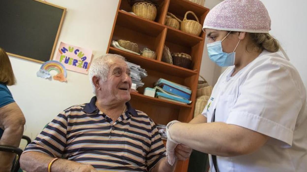 Entre las ofertas figura una para trabajar de enfermero/a en una residencia de ancianos