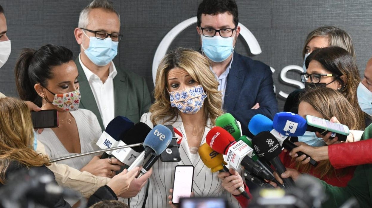 La vicepresidenta segunda del Gobierno, Yolanda Díaz, atiende a los medios en Sevilla