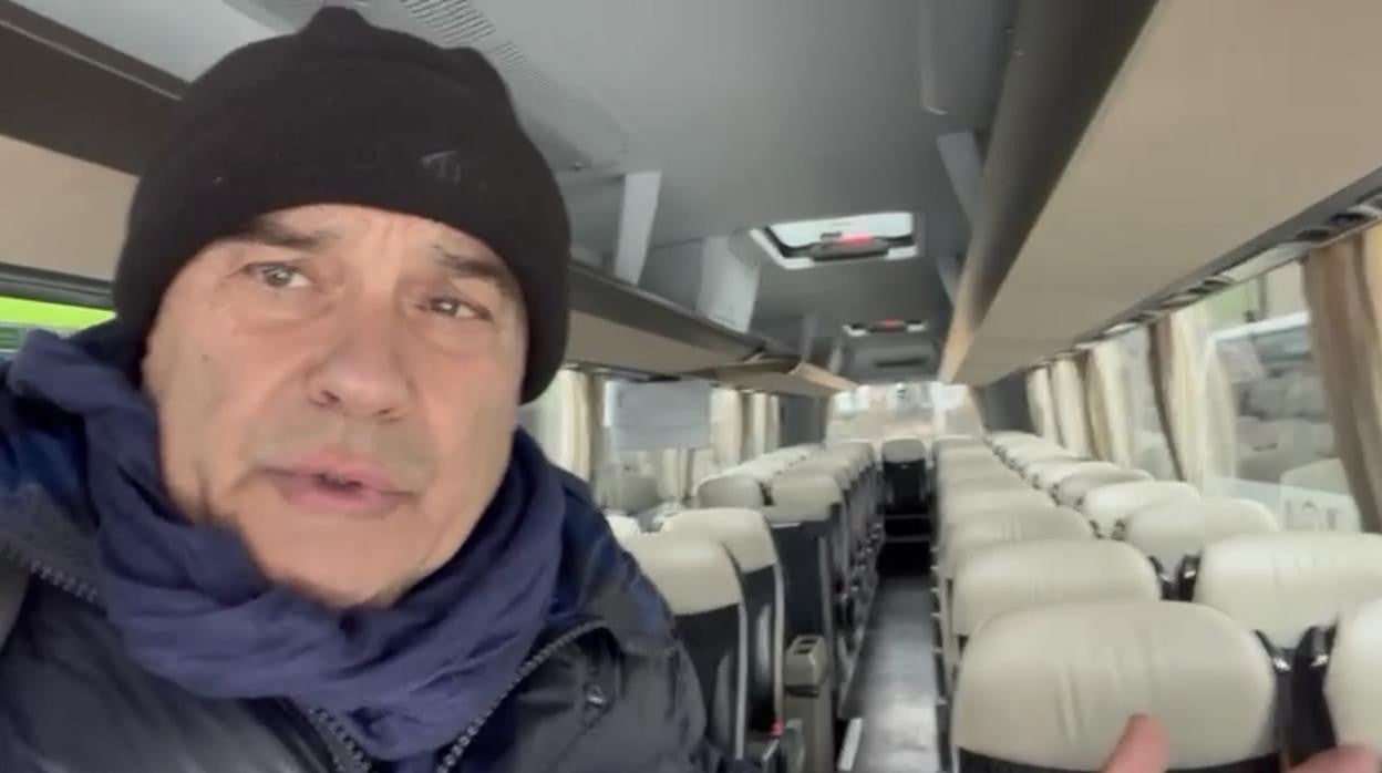 Vicente Jiménez Ifergan, en el autobús que ha conseguido para llevar refugiados desde Ucrania a Málaga