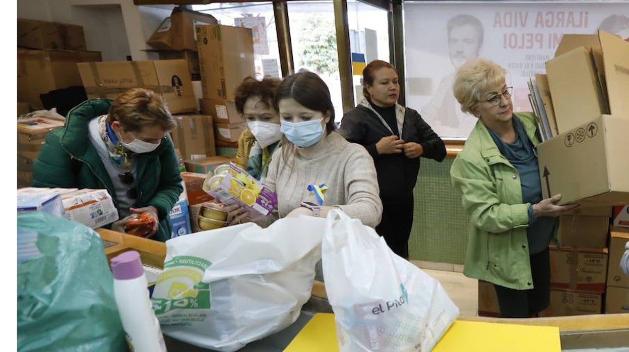 Ana Gerasimchuk, este lunes con un lazo amarillo y azul, recoge alimentos