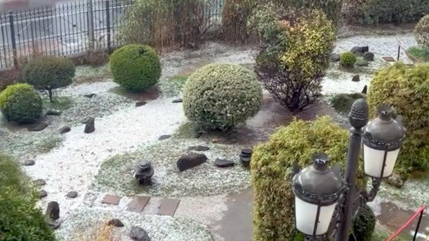 Una fuerte tormenta con lluvia y granizo cubre de blanco las calles de Almería