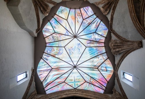 Vista desde abajo de cómo ha quedado la Iglesia de San Nicolás en su interior