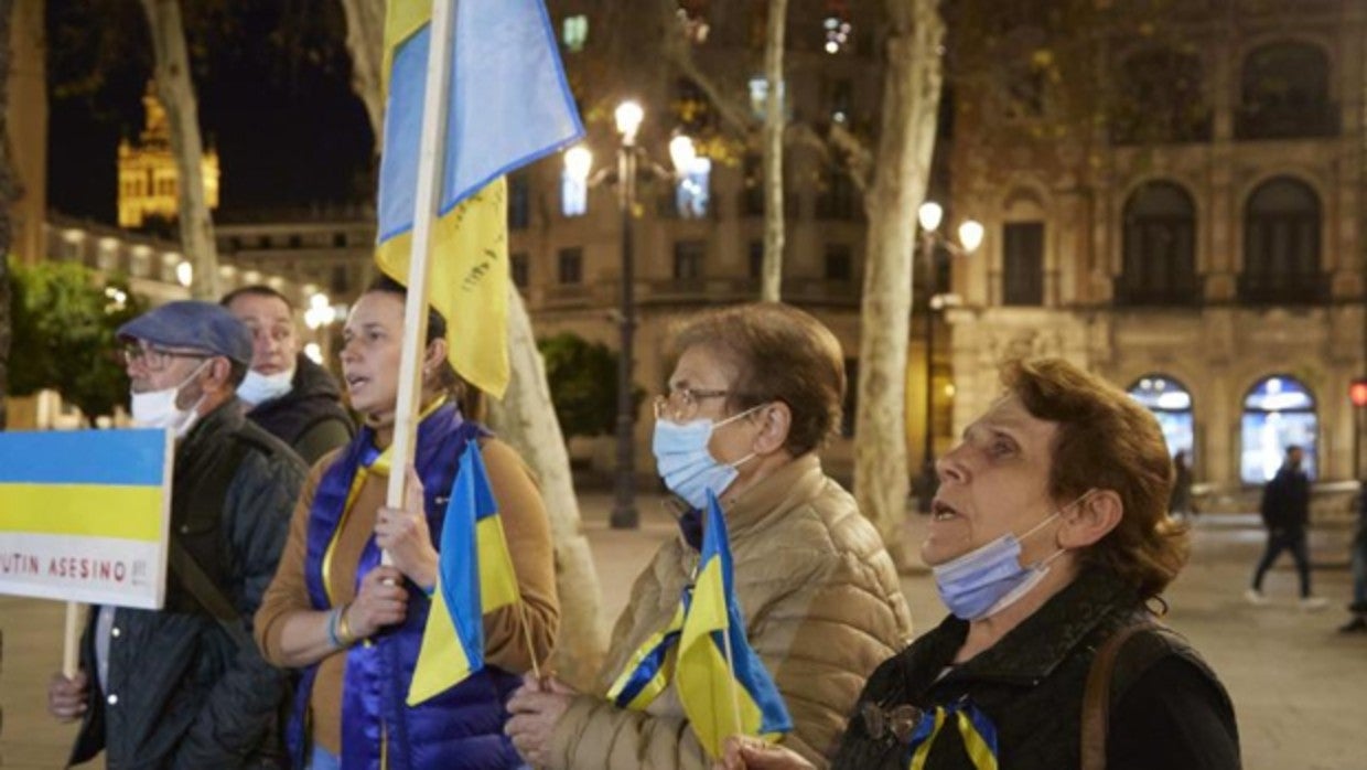 Ucranianos afincados en Sevilla se manifiestan contra la invasión rusa