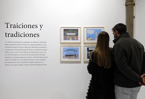 Una pareja observa cuatro dibujos