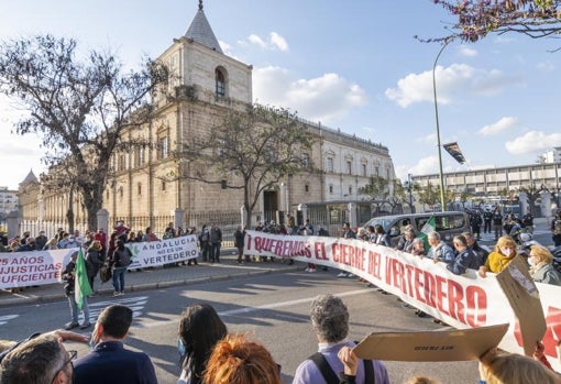 El lugar elegido para la concentración fue el Parlamento andaluz
