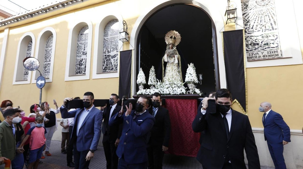 La Virgen de la Soledad saliendo de su nueva sede, durante el rezo del rosario en septiembre de 2021