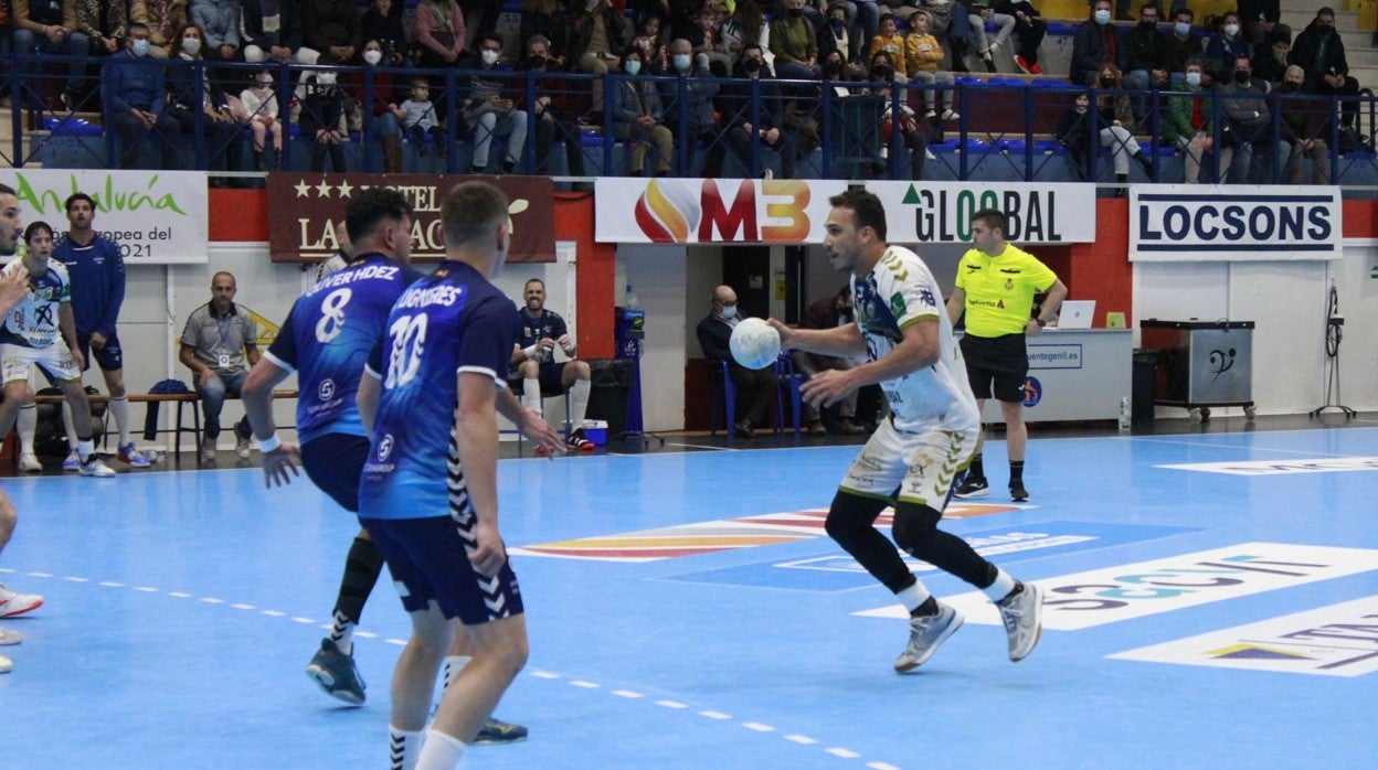 Los jugadores del Ángel Ximénez encaran la portería en el partido