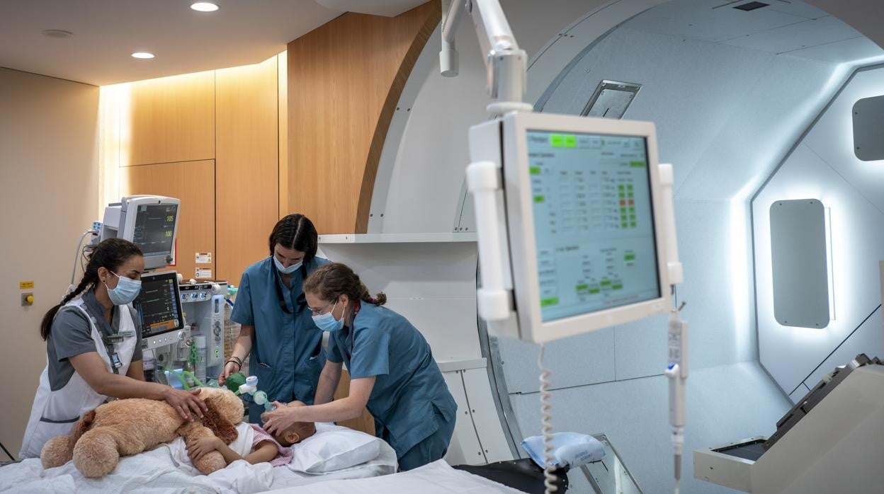 Tratamiento de protonterapia a una niña
