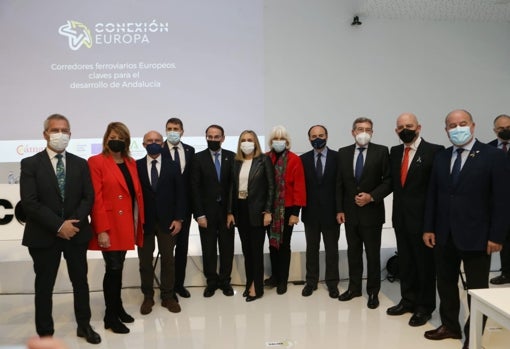 Autoridades con los presidentes de los puertos andaluces