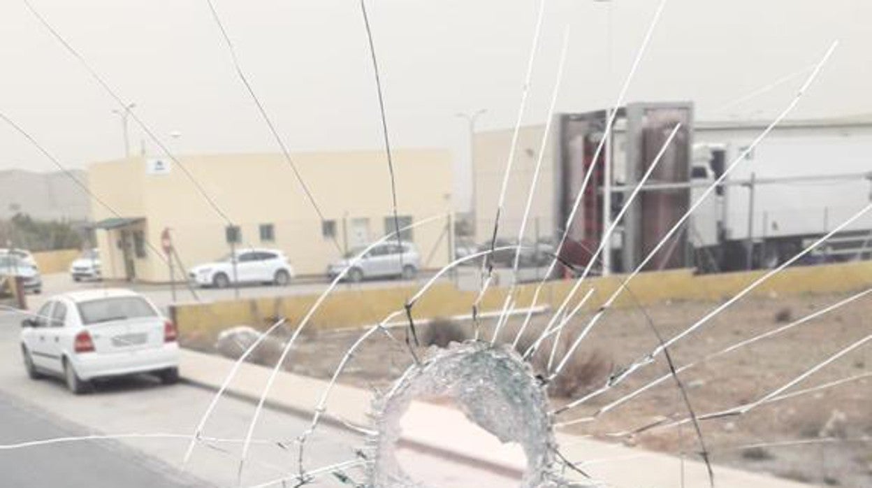 Luna rota en un camión en Lucena