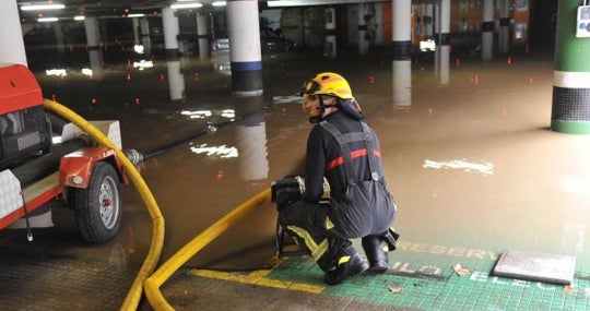 Un bombero de Málaga trabajando en unas inundaciones