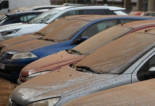 Coches cubiertos de barro