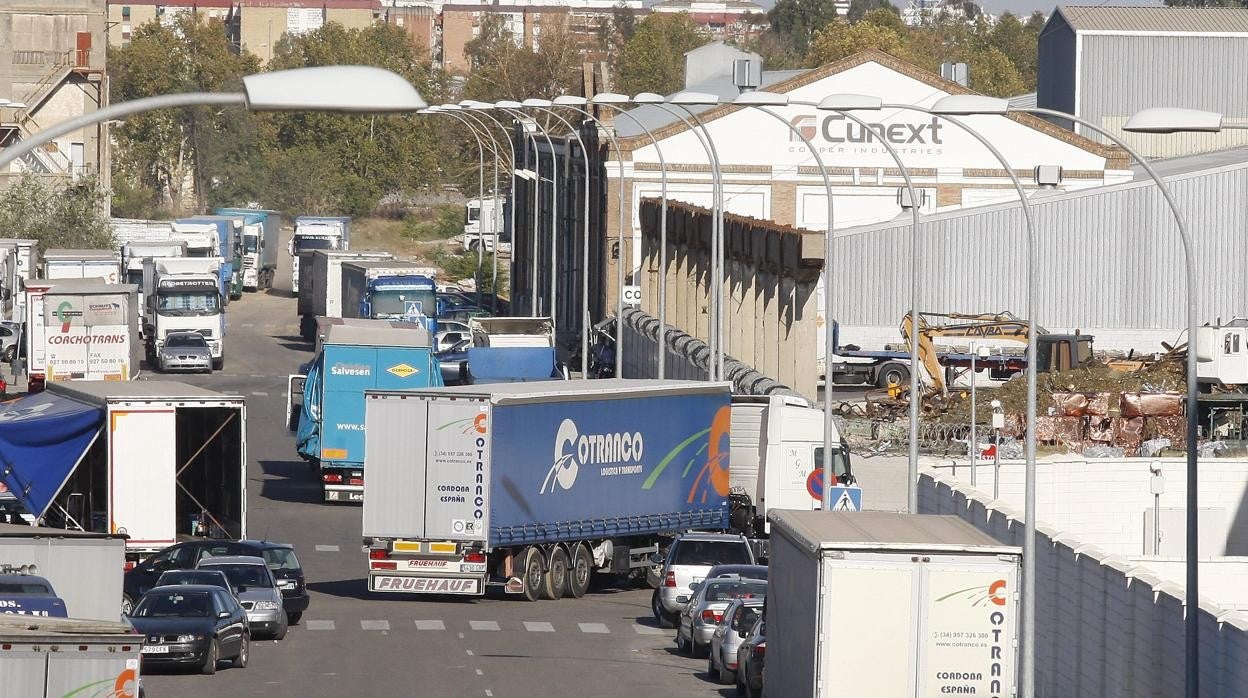 Camiones acceden a la planta de Cunext en Córdoba, la primera empresa por facturación y exportación