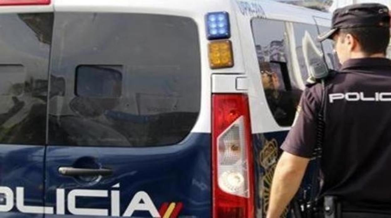 Un agente de la Policía Nacional