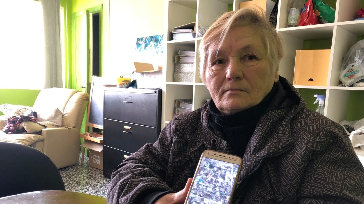 Svitlana Isakova muestra su pueblo arrasado por las bombas en el móvil