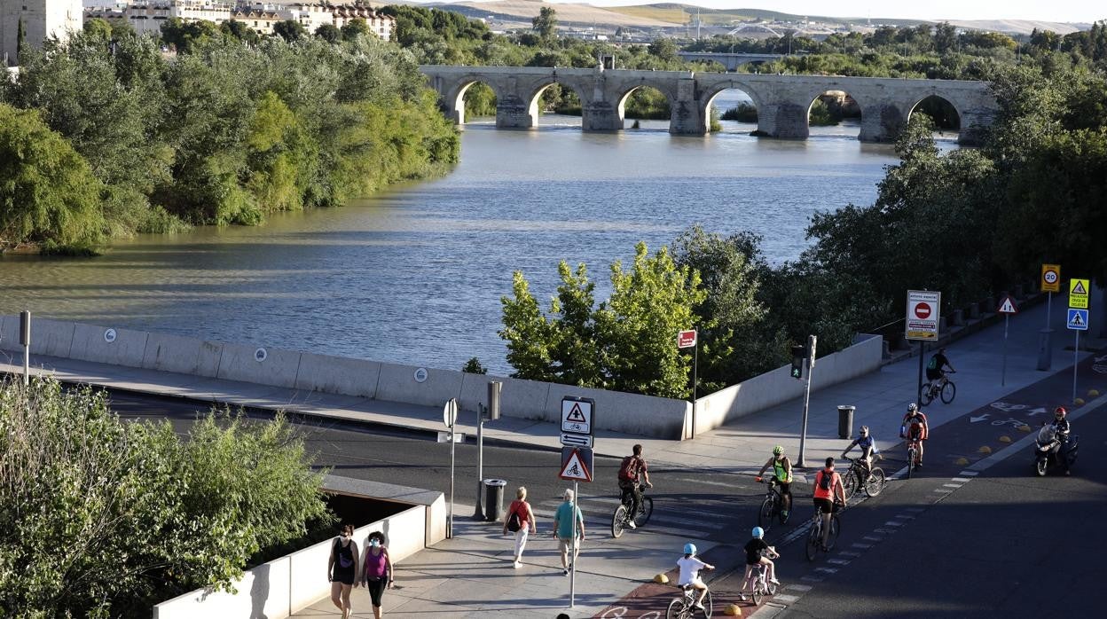 El río con tres de los puentes que lo cruzan a su paso Córdoba