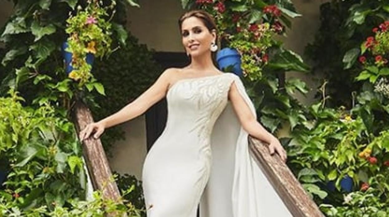 Paloma Cuevas en un Patio de Córdoba