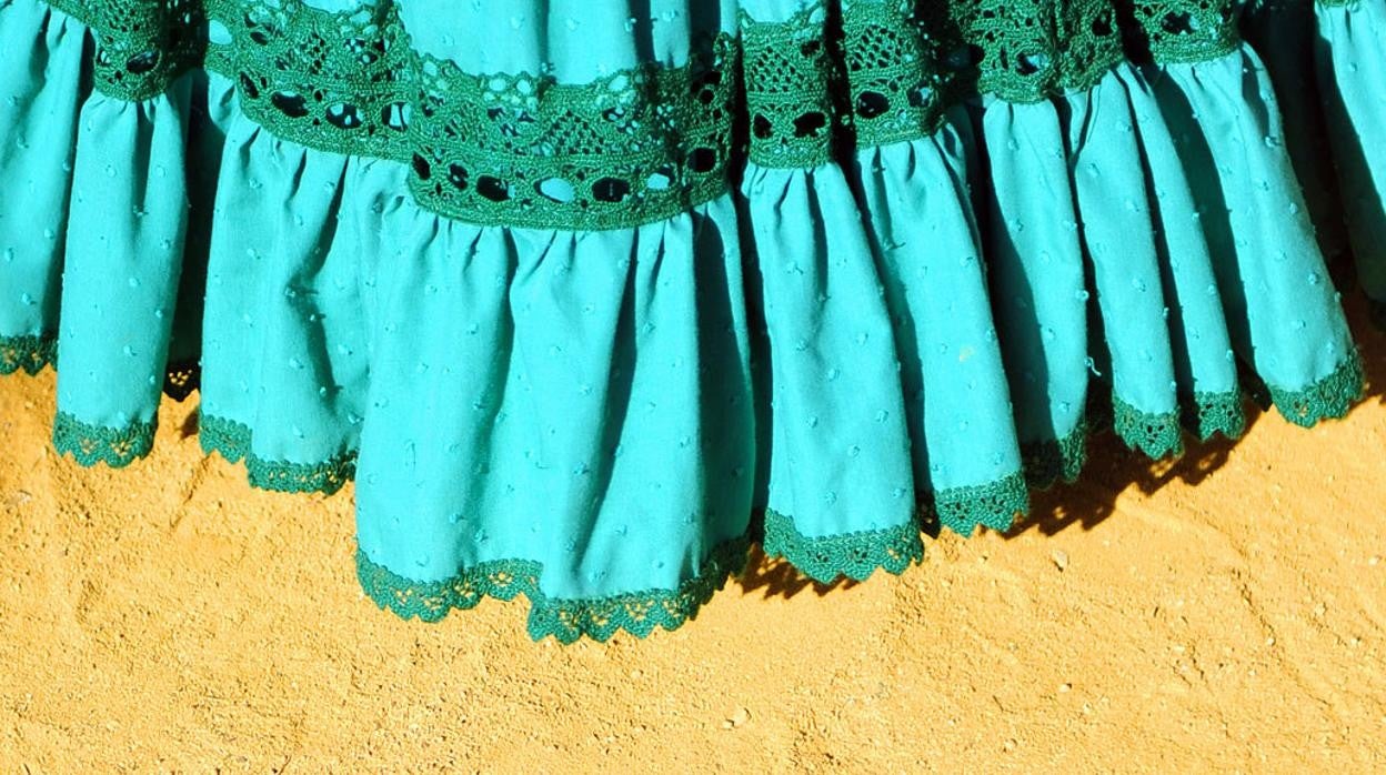 Una flamenca pasea por el real de la Feria de Sevilla