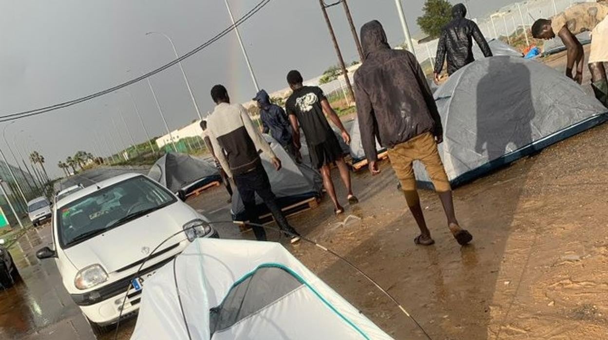 Imagen difundida por esta asociación de la inundación en un asentamiento de Lepe