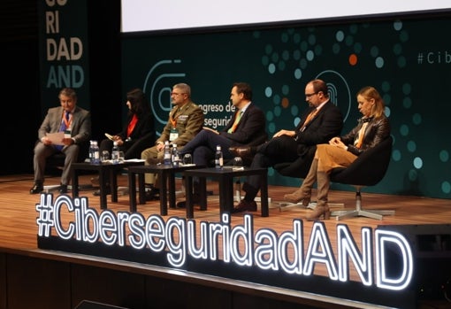 Integrantes de la mesa redonda 'Las ciberamenzadas, un reto europeo'