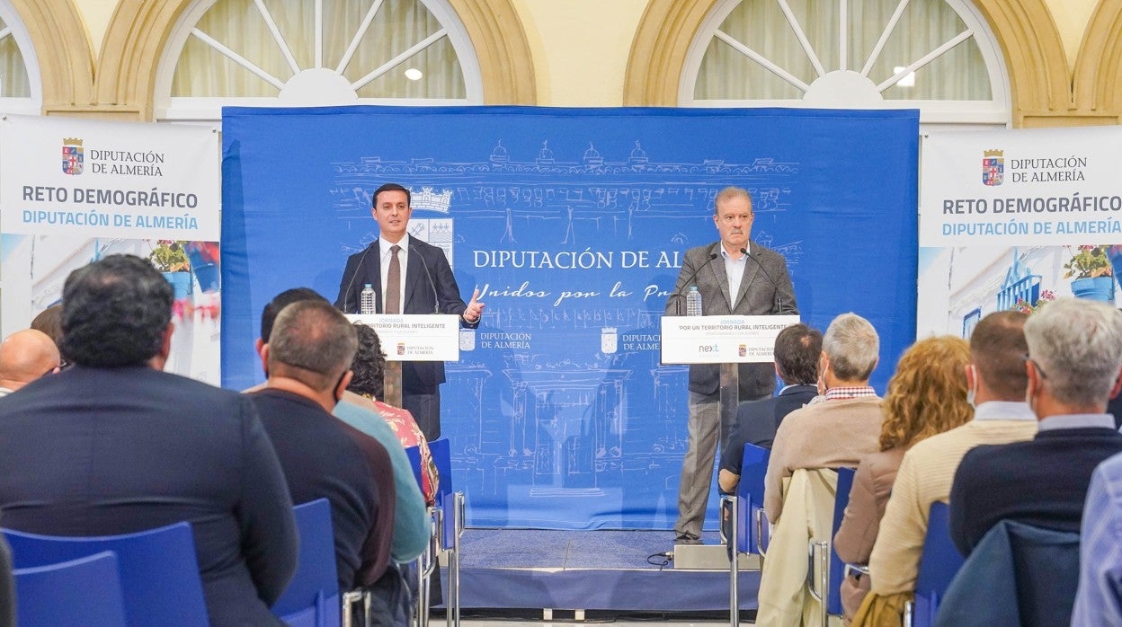 Javier A. García y Manuel Campo Vidal durante su intervención en la jornada.