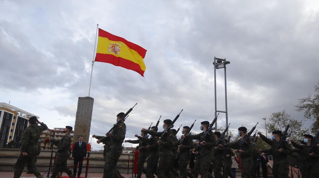 Mandos y tropa de la Brigada desfilan ante el alcalde, José María Bellido