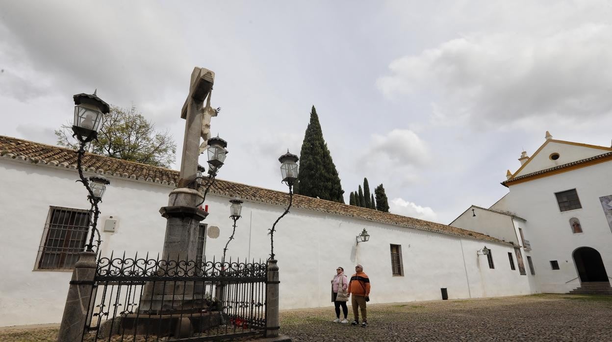 Dos turistas frente al Cristo de los Faroles en la plaza de Capuchinos, liberada del cableado que la cruzaba