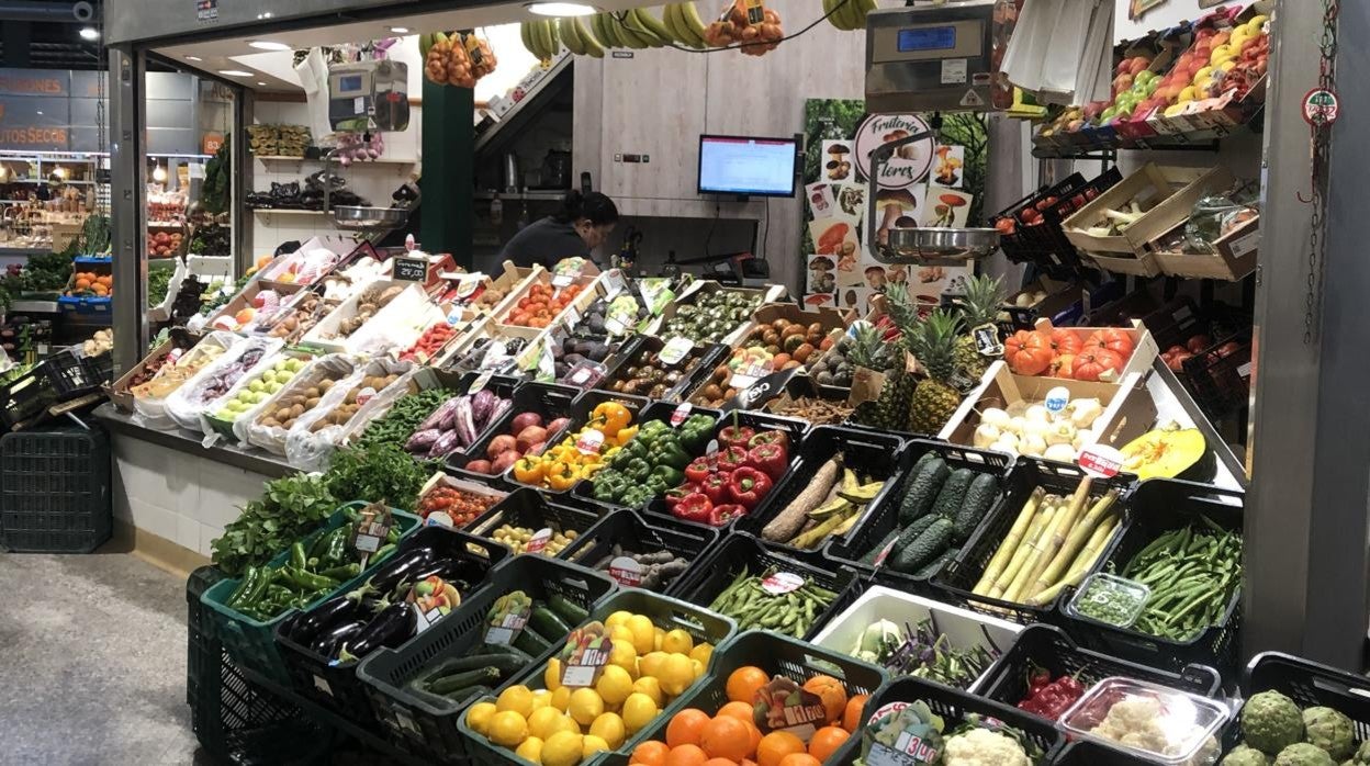 Uno de los puestos de frutas y verduras del Mercado de Abastos de Marbella