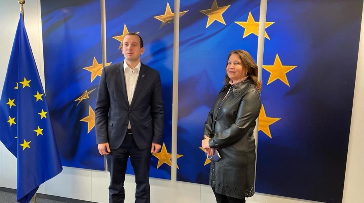 El comisario europeo de Medio Ambiente, Virginijus Sinkevicius, con la consejera de Agricultura en Bruselas