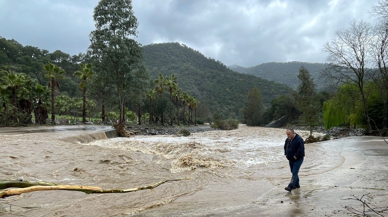 El río desbordado que tiene atrapados a los vecinos